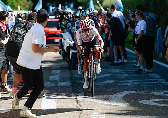 Carapaz da un vuelco al Giro, ya sin Roglic y con Ayuso hundido