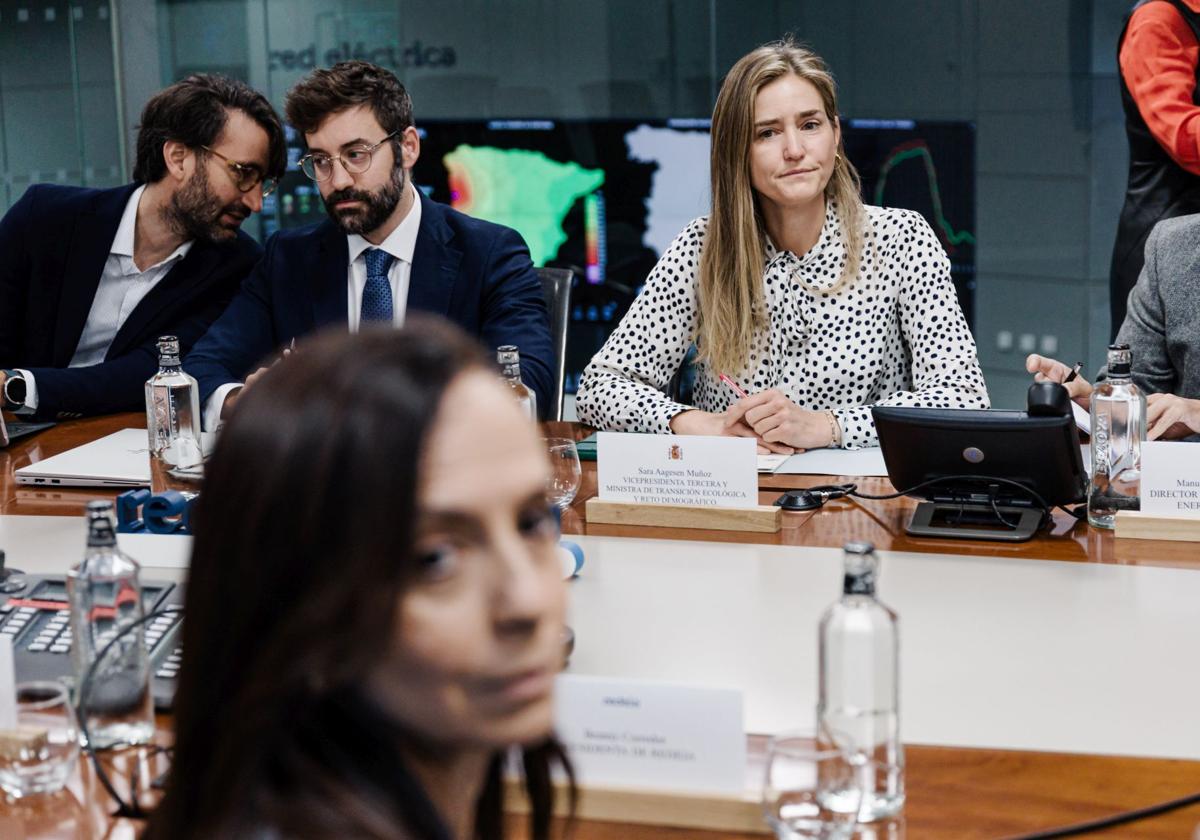 Sara Aagesen y Beatriz Corredor asisten a la reunión del Comité para el análisis de la crisis eléctrica en la sede de Red Eléctrica de España