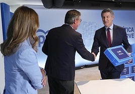 Feijóo engtrega este martes los avales para su candidatura como presidente del PP.
