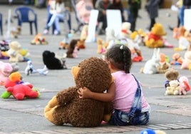 Una menor entre peluches