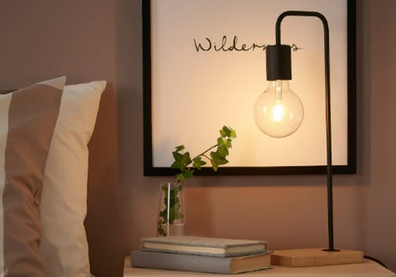 Aporta elegancia y sencillez a tu hogar con esta lámpara de mesa de Ikea que ahora cuesta sólo 9,99€