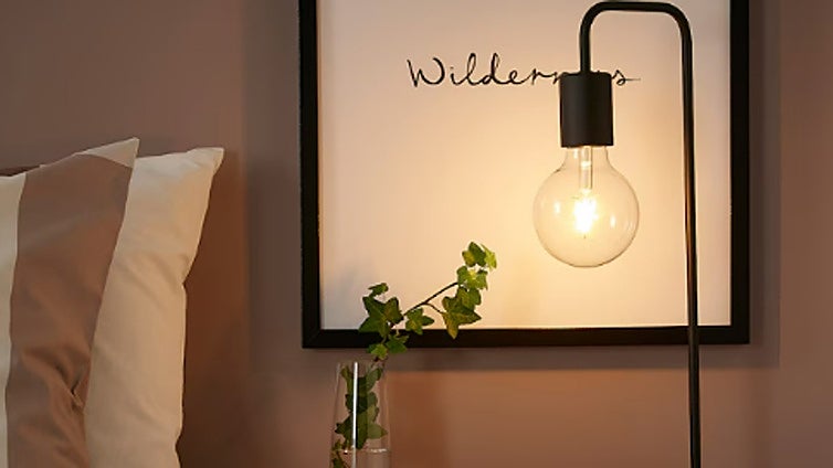 Aporta elegancia y sencillez a tu hogar con esta lámpara de mesa de Ikea que ahora cuesta sólo 9,99€