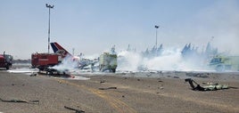 El estado en el que ha quedado el avión de Yemenia Airways tras el bombardeo de Israel.