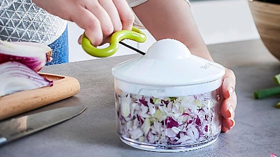 Esta picadora manual será imprescindible en tu cocina y cuesta menos de 20€