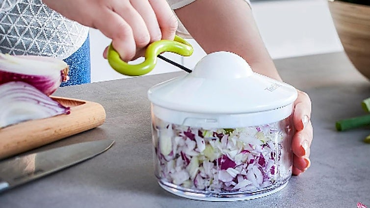 Esta picadora manual será imprescindible en tu cocina y cuesta menos de 20€