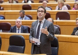El ministro de Economía Carlos Cuerpo responde en el Senado sobre los problemas de la red ferroviaria y los fondos europeos.