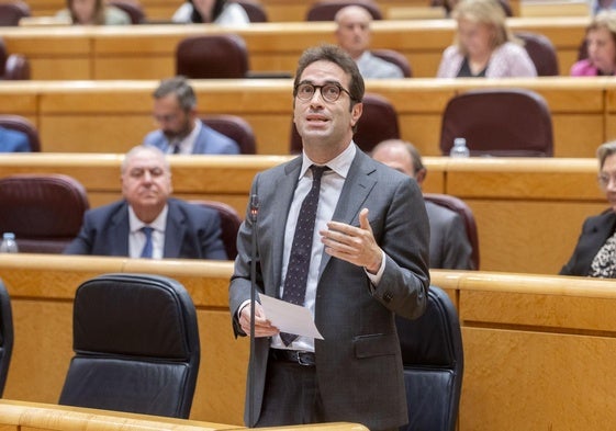 El ministro de Economía Carlos Cuerpo responde en el Senado sobre los problemas de la red ferroviaria y los fondos europeos.