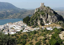 Vista de Zahara de la Sierra, en la Sierra de Cádiz, con su castillo y el embalse que tiene a sus pies.