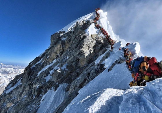 Colas. Más de 600 personas alcanzan la cima de la montaña más alta del mundo todos los años.