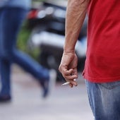 Sanidad amplía en su ley antitabaco el veto al humo en discotecas al aire libre y campus universitarios