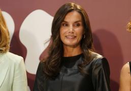 La reina Letizia reaparece con su look más inesperado: top crop y pantalones efecto piernas largas