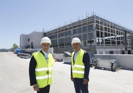 Roberto Beitia y Jon Arberas, presidente y director general de Sarenet, respectivamente, enseñan el nuevo 'data center' ubicado en el Parque Tecnológico de Zamudio.