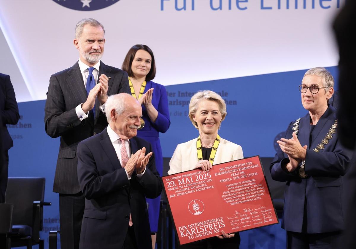 Ursula von der Leyen recibió este jueves el premio Carlomagno en la ciudad alemana de Aquisgrán.