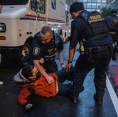 Disturbios en una manifestación contra las nuevas reglas migratorias en Nueva York.