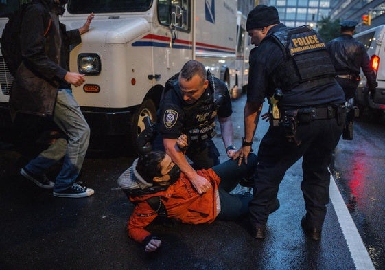 Disturbios en una manifestación contra las nuevas reglas migratorias en Nueva York.