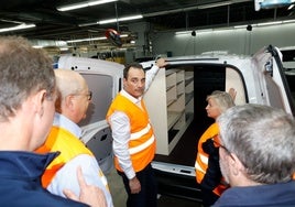 El CEO de Stellantis, Antonio Filosa, ante una furgoneta de la planta de Vigo