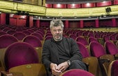 Pablo Heras-Casado posa en el patio de butacas del Teatro Real, donde dirigió la tetralogía de 'El anillo del nibelungo' de Wagner entre 2019 y 2022.