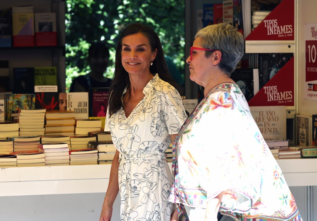 Queen Letizia and Eva Orúe, director of the Madrid Book Fair, this Friday at Retiro Park.
