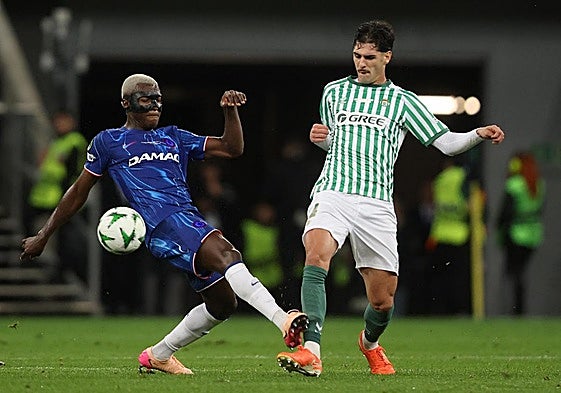 Johnny Cardoso (d), con el jugador del Chelsea Moises Caicedo, durante la final de la Conference.