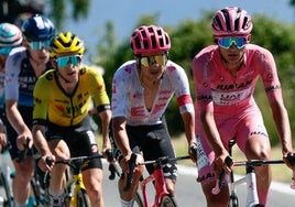 Isaac del Toro, con la maglia rosa, seguido por Richard Carapaz.