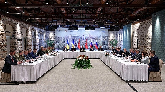 Moscú presiona a Kiev antes de Estambul: exige negociar sin mostrar su plan y condiciona una cumbre con Trump, Putin y Zelenski