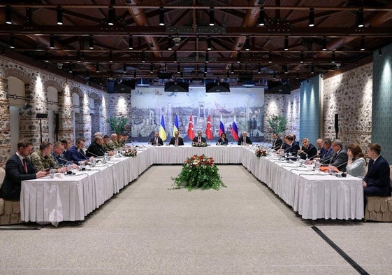 Las delegaciones de Rusia y de Ucrania en la primera cumbre en Estambul.