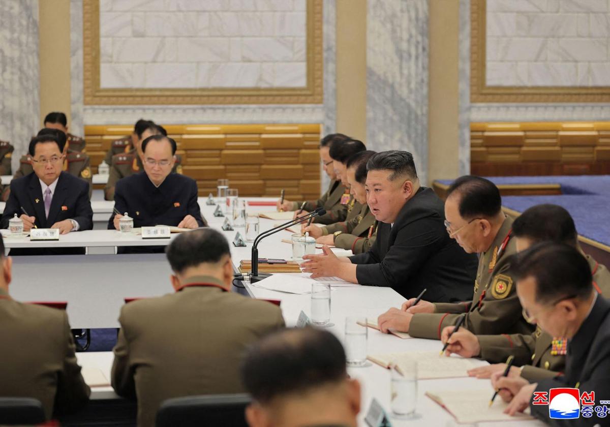 Kim Jong-un durante la Comisión del Partido de los Trabajadores en la que ordenó el relevo de la actual cúpula militar.
