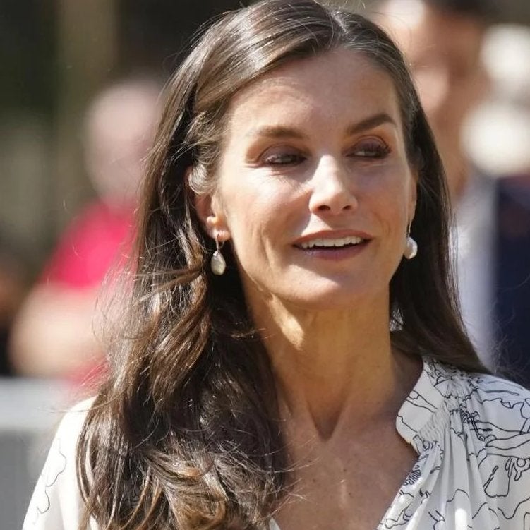 La reina Letizia inaugura la temporada de sandalias en la Feria del Libro: de tacón cómodo y con un vestido de Hugo Boss