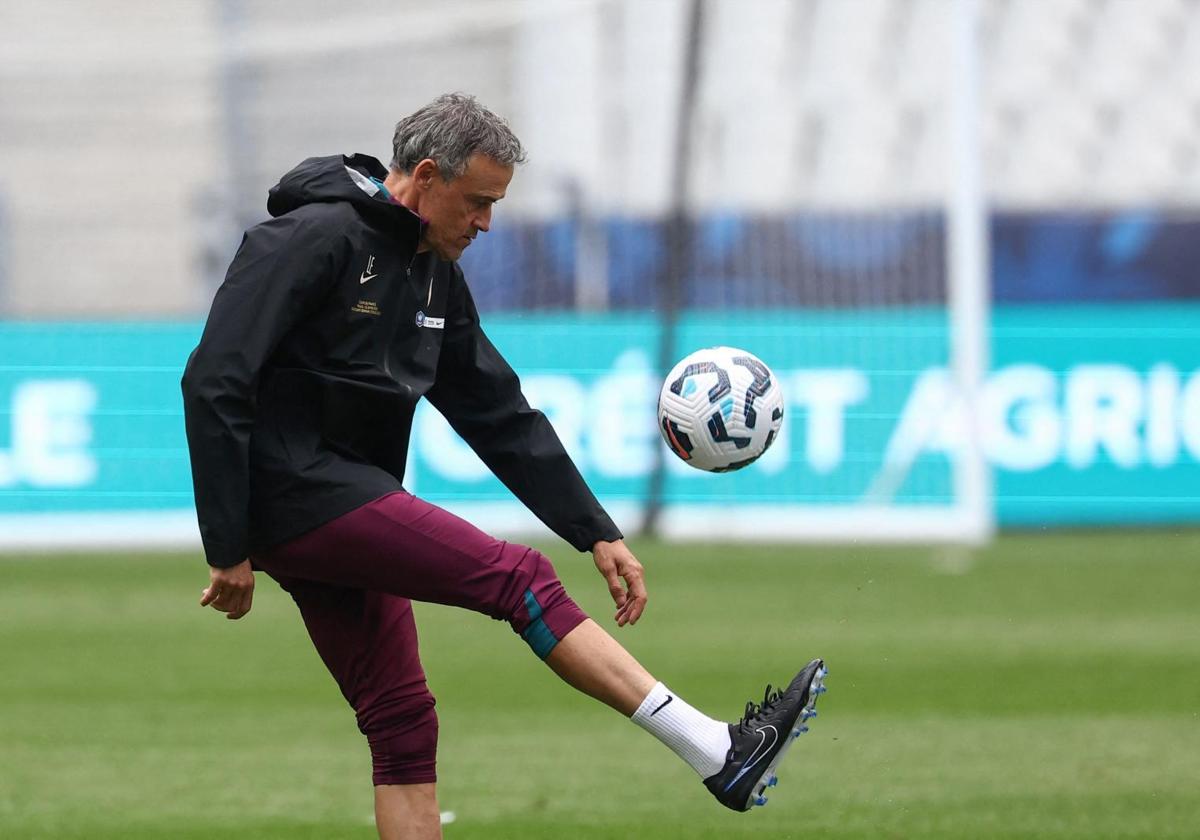Luis Enrique controls the ball during a PSG training session.