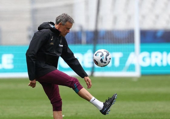 Luis Enrique controla el balón durante un entrenamiento del PSG.