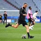 Luis Enrique golpea el balón durante el entrenamiento que el PSG llevó a cabo este viernes en el Allianz Arena.