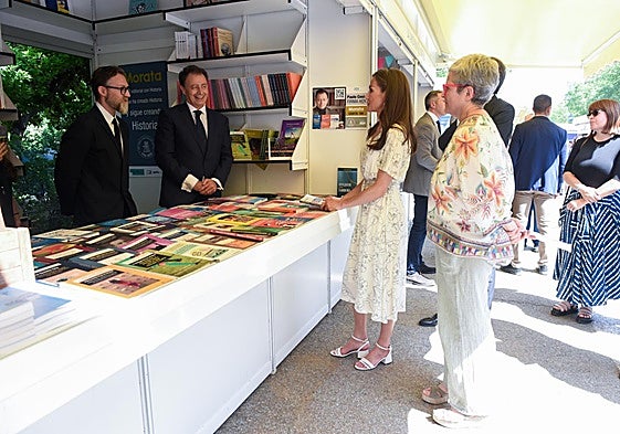 La reina Letizia, en una de las casetas el viernes junto a la directora de la Feria del Libro de Madrid, Eva Orúe.