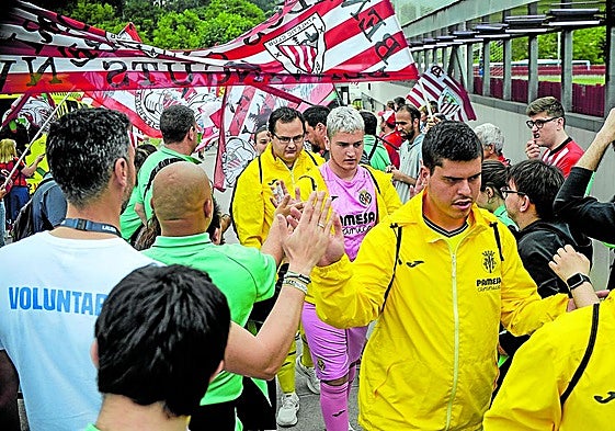 Paseíllo a los equipos participantes a su llegada a Lezama.