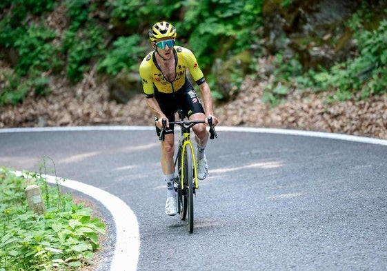 Simon Yates se encumbra por sorpresa en el Giro al reventar la carrera en Finestre