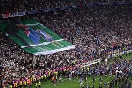 El tifo con el que la afición del PSG homenajeó a Luis Enrique y a su hija Xana