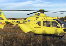 Debido a la zona de difícil acceso donde ha quedado el coche, ha tenido que intervenir el helicóptero de rescate