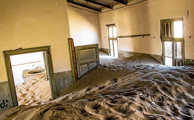 Interior de un edificio medio enterrado en la arena en la ciudad fantasma de Kolmannskuppe.