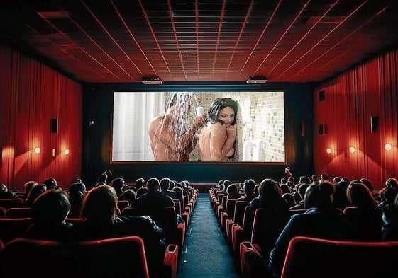 Espectadores siguen 'Perversión', una película del llamado cine del destape, que 'reinó' en España en la segunda mitad de los años 70 y principios de los 80.