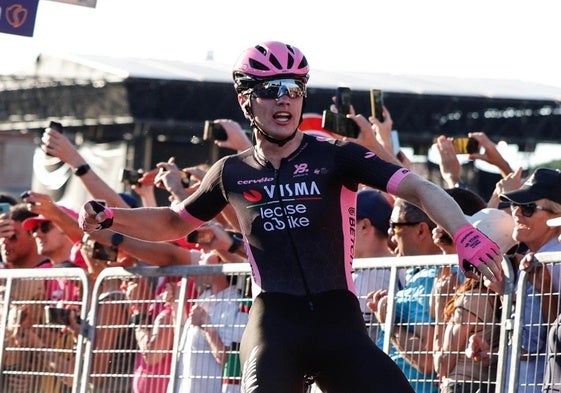 Olav Kooij celebra su victoria en la última etapa del Giro de Italia.