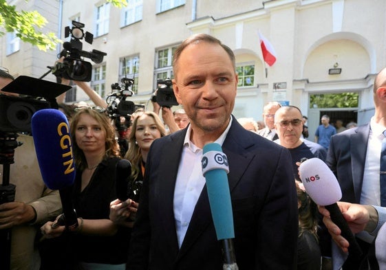 Karol Nawrocki atiende a la prensa.