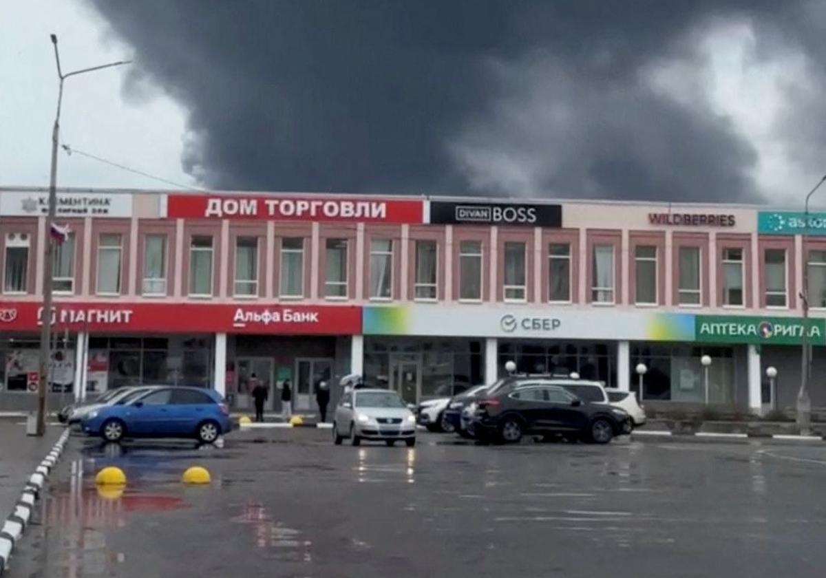 Una densa nube de humo en la región de Múrmansk, donde Rusia denunció un ataque ucraniano.