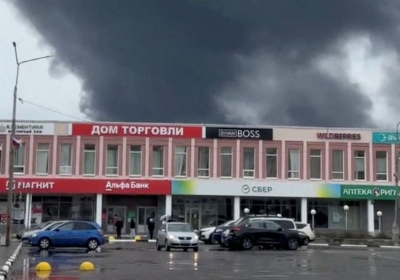 Una densa nube de humo en la región de Múrmansk, donde Rusia denunció un ataque ucraniano.