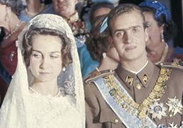 Las impresionantes joyas que se lucieron en la boda de Juan Carlos y Sofía hace 63 años: lote de pasar, tiaras y grandes broches