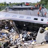 Rescatistas rusos trabajando en el distrito de Vigonichski tras el colapso de un puente.