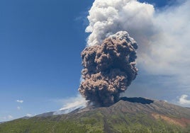 Una enorme olumna de humo se eleva sobre el cráter del Etna.