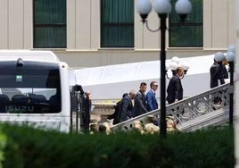 La delegación ucraniana llega al palacio gubernamental en Estambul donde se desarrollan las negociaciones.