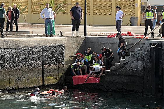 El rescate de la semana pasada al cayuco que volcó en El Hierro
