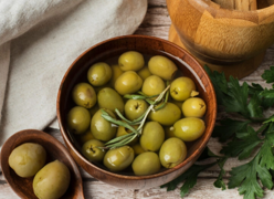 Un truco con aceitunas y sus huesos para mejorar la microbiota de tu boca