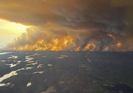 Vista aérea de un gran incendio forestal en Flin Flon, Manitoba.