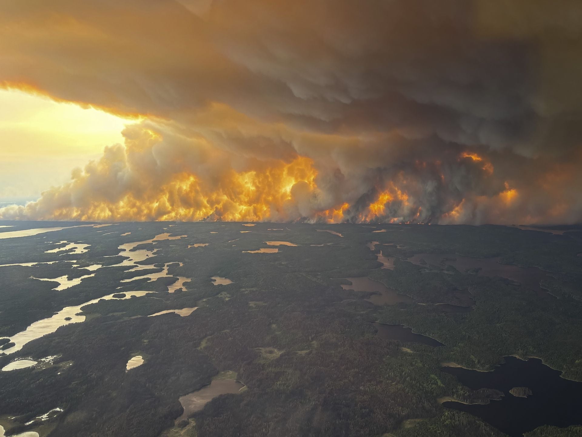 Vista aérea de un gran incendio forestal en Flin Flon, Manitoba.